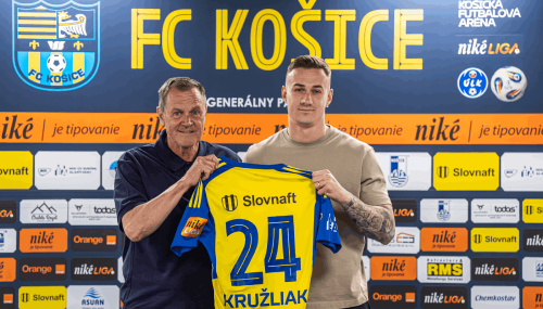 Dominik Kružliak pokračuje v žlto-modrom drese