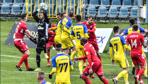 PREVIEW | Súboj tabuľkových susedov odštartuje posledný mesiac sezóny